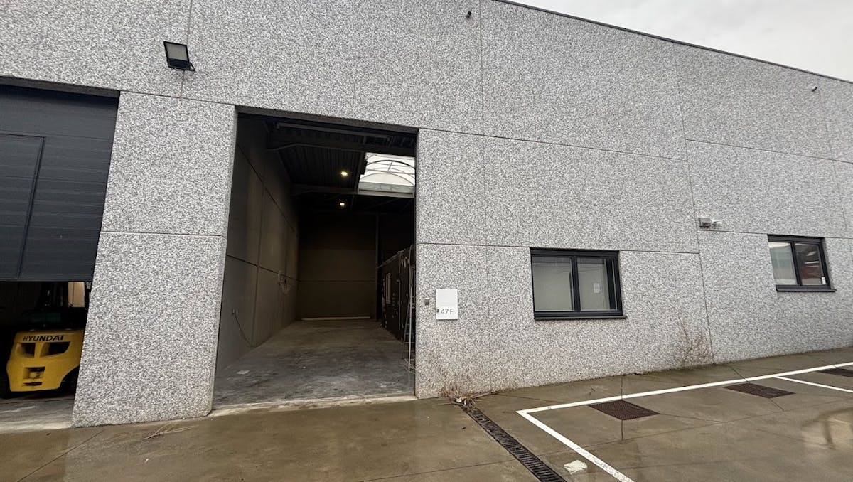 KMO-unit met kantoorruimte te huur in Sint-Eloois-Vijve