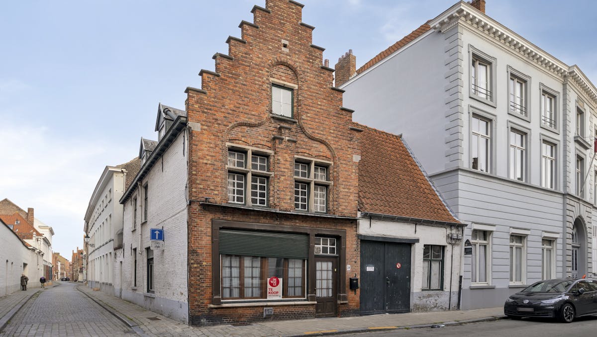 Hoekhuis te koop in centrum Brugge