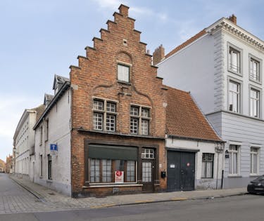 Hoekhuis te koop in centrum Brugge