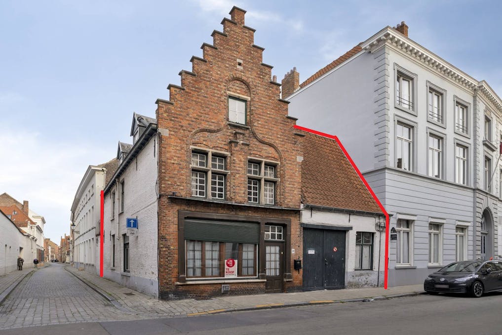 Hoekhuis te koop in centrum Brugge 