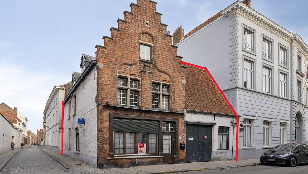 Hoekhuis te koop in centrum Brugge