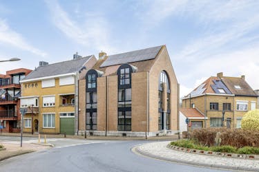 Centraal gelegen kantoorgebouw te Veurne met dubbele parking