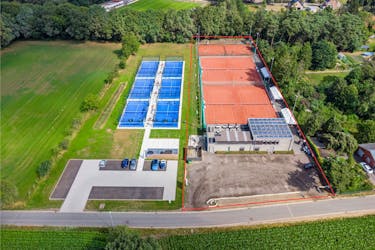 Tennisclub met horecazaak te koop in Oevel.