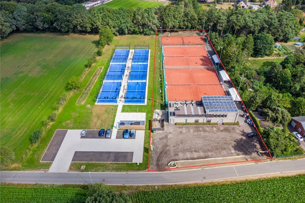 Tennisclub met horecazaak te koop in Oevel.