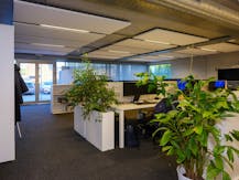 Instapklaar kantoor met veel lichtinval op zichtlocatie