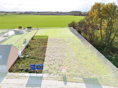 Mooi en zuidgericht stuk bouwgrond (558m²) voor halfopen bebouwing