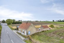 Te renoveren/af te breken woning te Leisele (Alveringem).