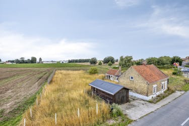 Te renoveren/af te breken woning te Leisele (Alveringem).