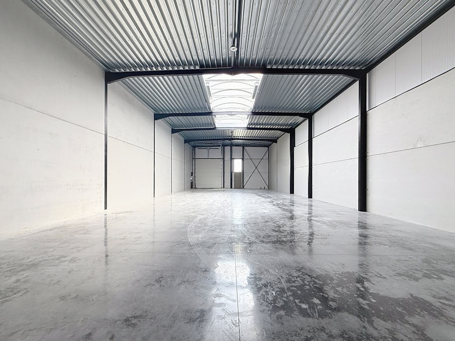 Newly built SME unit for sale in a central location in Roeselare