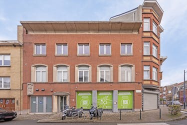 Commercial space with duplex apartment for sale in Evere