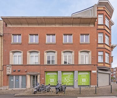 Commerciële ruimte met duplex-appartement te koop in Evere