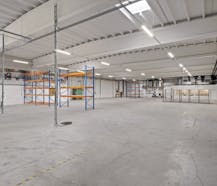 Magazijn met kantoren te huur in Deerlijk