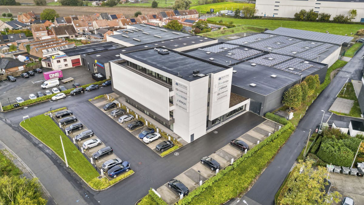 Magazijn met kantoren te huur in Deerlijk