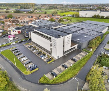 Magazijn met kantoren te huur in Deerlijk