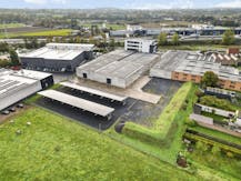 Magazijn met kantoren te huur in Deerlijk