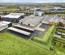 Magazijn met kantoren te huur in Deerlijk