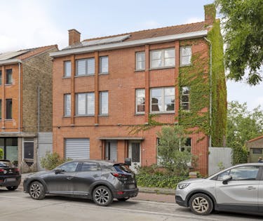 Halfopen woning met zonnige tuin op toplocatie in Sint-Michiels
