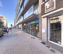 Handelsgelijkvloers in hartje De Panne te huur.