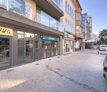 Handelsgelijkvloers in hartje De Panne te huur.
