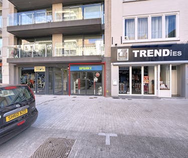 Handelsgelijkvloers in hartje De Panne te huur.