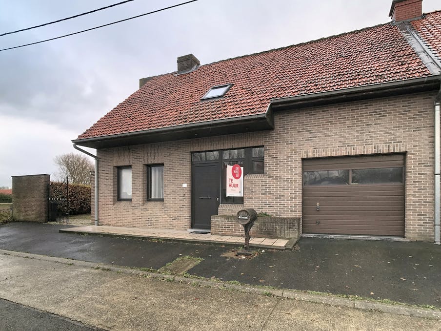 Halfopen woning met 3 kamers en grote tuin in Elverdinge