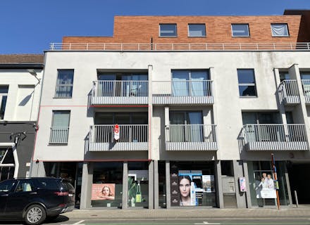 Modern en centraal gelegen appartement met twee slaapkamers en uiterst ruim terras te huur in Kortrijk