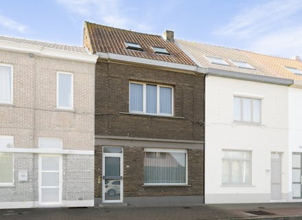 Aangename gezinswoning te koop in Zwijnaarde (Gent) met 3 slaapkamers en stadstuin.
Pre-sale bezoekdag op 23 november 2019 tussen 10 en 12 uur. 