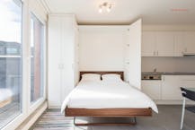 Zuidgerichte penthouse studio met ruime terrassen op topligging!