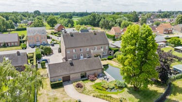 Villa met praktijkruimte en weilanden te koop in Geel