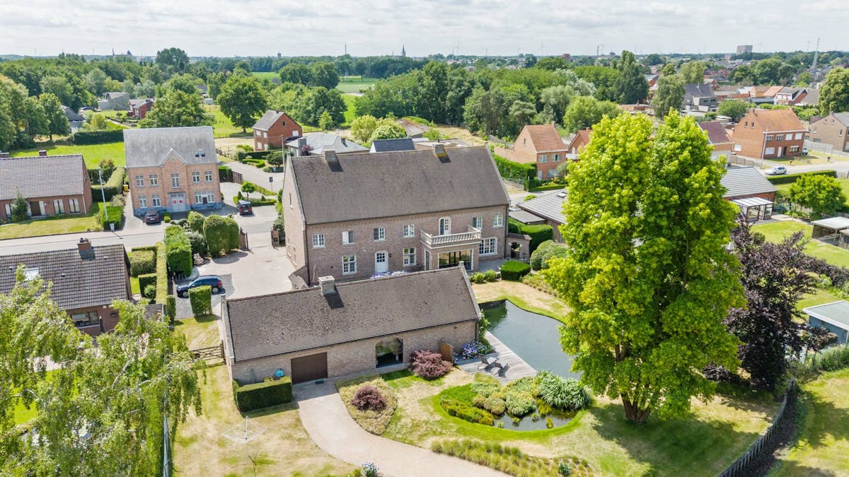 Villa met praktijkruimte en weilanden te koop in Geel