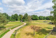 Villa met praktijkruimte en weilanden te koop in Geel