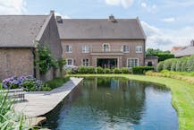 Villa met praktijkruimte en weilanden te koop in Geel