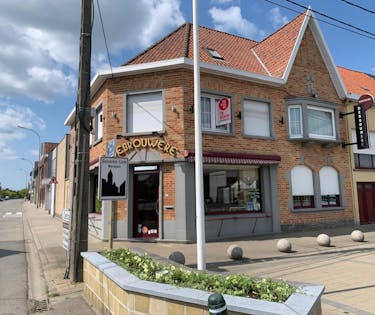 Centrumwoning met handelsruimte te koop in Beveren-Leie