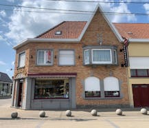 Centrumwoning met handelsruimte te koop in Beveren-Leie