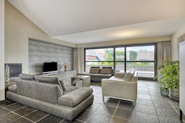 Stijlvolle stadswoning met handelspand te koop in hartje Maaseik