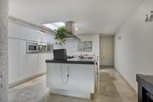 Stijlvolle stadswoning met handelspand te koop in hartje Maaseik