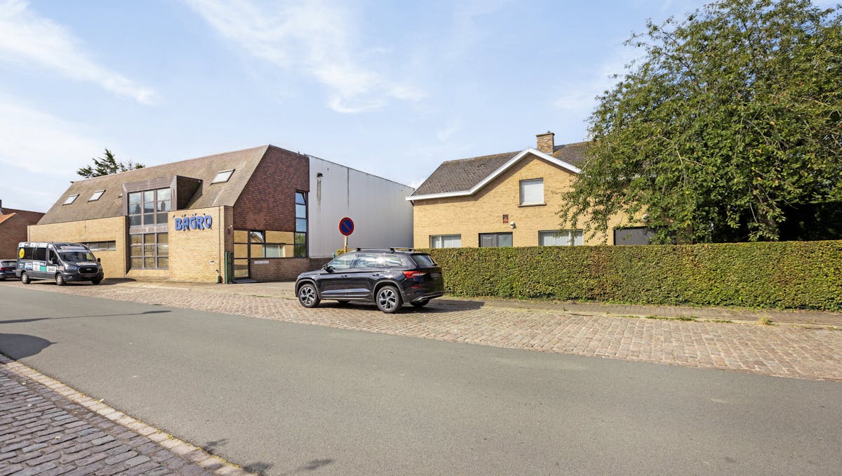 Polyvalent bedrijfsgebouw met woonst in Avekapelle/Veurne