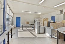 Polyvalent bedrijfsgebouw met woonst in Avekapelle/Veurne