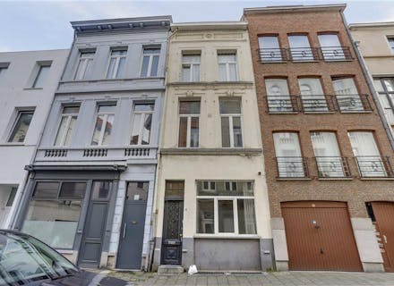 Op te frissen woning, momenteel ingedeeld in 3 studio's in het centrum van Antwerpen