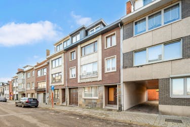 bâtiment d'environ 400 m2 avec beaucoup de potentiel de développement + 3 garages à Hasselt