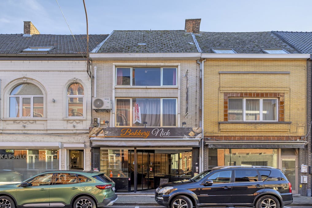 Handelshuis (ingericht als bakkerij) te koop in Brakel