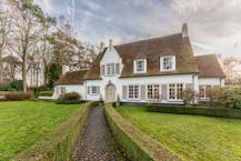 Klassieke villa te koop gelegen in het Waaroostpark