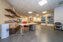 Handelsruimte en 3 staanplaatsen te huur te Koksijde-bad.