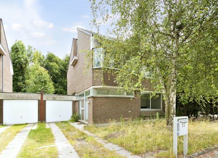 Op te frissen/renoveren half open bebouwing met 4 slaapkamers, Mogelijkheden met de zolder tot kamers, ruime tuin en grote garage te koop in Wilrijk.