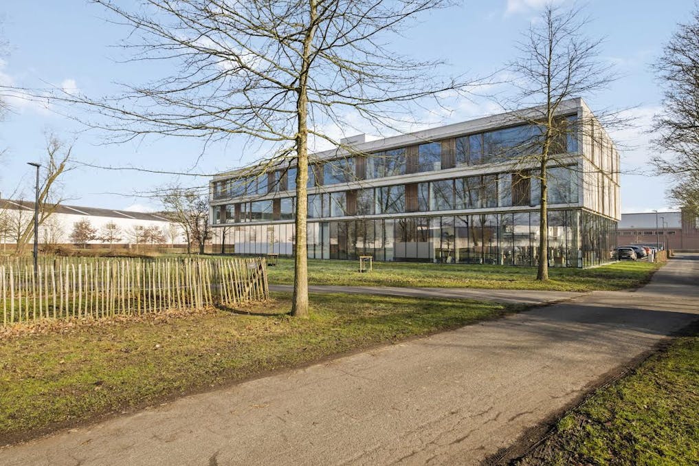 Modern kantoor van ca. 388 m² te huur in Zwevegem