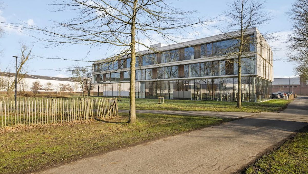 Modern kantoor van ca. 388 m² te huur in Zwevegem