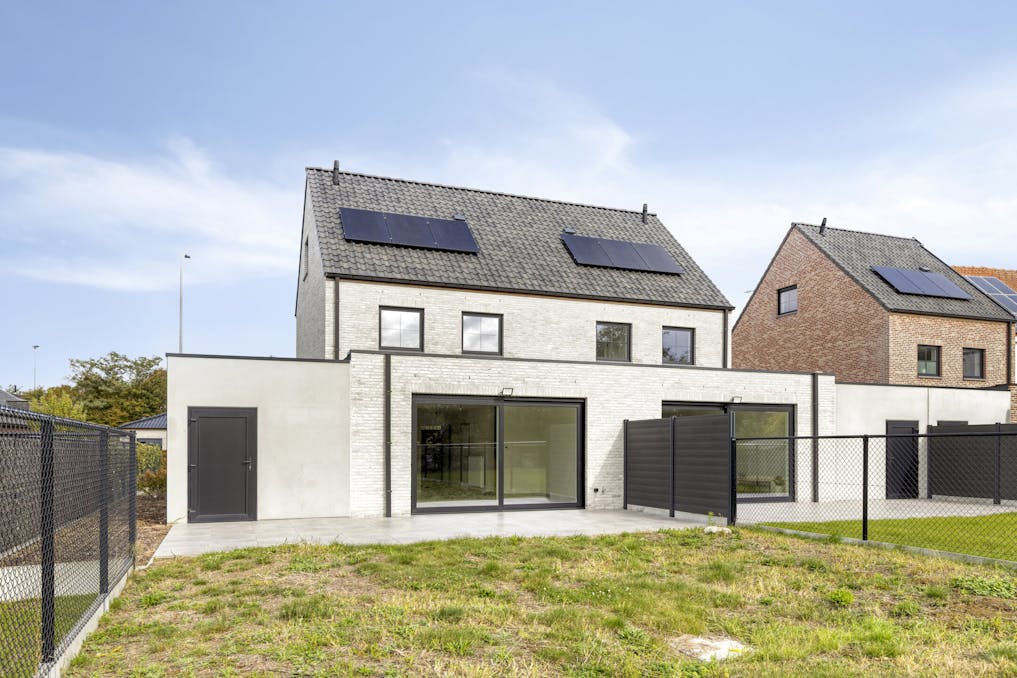 Instapklaar huis met 3 slaapkamers en carport in Izegem!