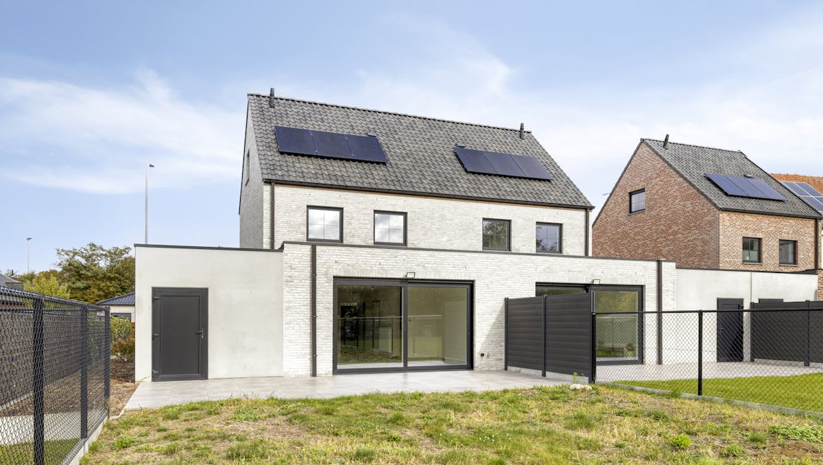 Instapklaar huis met 3 slaapkamers en carport in Izegem!