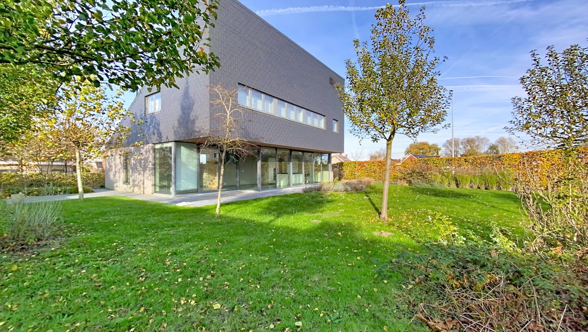 Instapklaar huis met 4 slaapkamers en ruime tuin in Kluisbergen