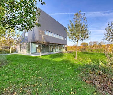 Instapklaar huis met 4 slaapkamers en ruime tuin in Kluisbergen